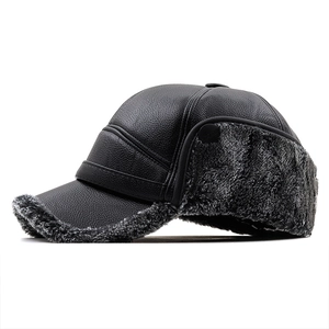 Détail du chapeau d'hiver en cuir avec doublure en fourrure grise et boucle latérale