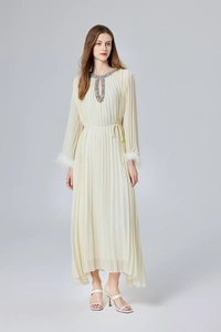 Col perlé exquis et poignets en plumes sur cette élégante robe longue plissée crème