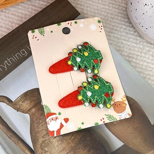 Detailansicht der bestickten Weihnachtsbaum-Haarklammern auf einer festlichen Karte