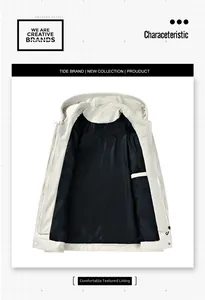 Détail de la doublure en polyester noir lisse avec textures sur une veste à capuche beige