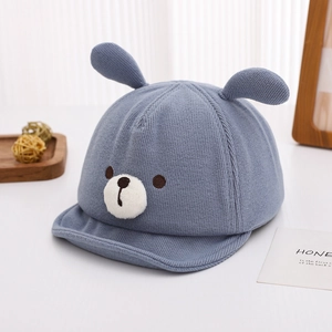 Détail de la texture en velours côtelé du bonnet bébé ours avec oreilles 3D