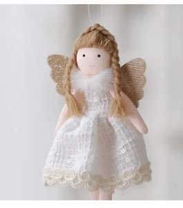 Dettaglio dell'angelo di peluche con vestito di pizzo bianco e ali glitterate oro
