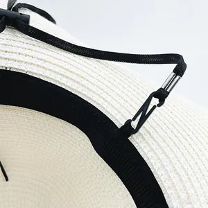 Dettaglio del sottogola nero rimovibile e della fascia interna sul cappello di paglia