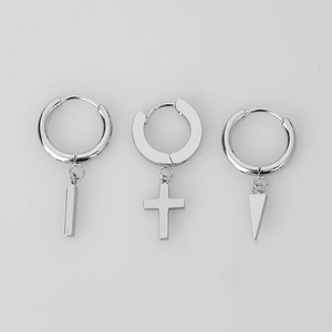 Detailansicht der Edelstahl-Ohrringe mit Kreuz- und Dreiecksanhängern