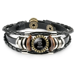 Détail d'un bracelet en cuir multicouche avec breloque en verre et citation religieuse