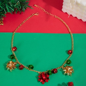 Collier de Noël avec cloches rouges et vertes et nœuds dorés sur fond festif