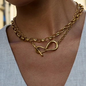 Collier double couche en acier titane doré avec fermoir OT et pendentif nœud torsadé