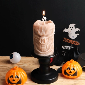 Relief détaillé de bougie démon d'Halloween avec crocs sur support noir mat