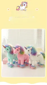 Detail von bunten Einhorn-Plüschtieren mit Pailletten-Hörnern und Regenbogen-Stickerei