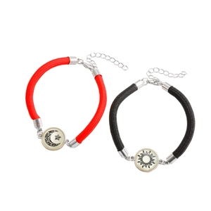 Detail von verstellbaren geflochtenen Sonne und Mond Pärchen-Armbändern mit Verlängerung