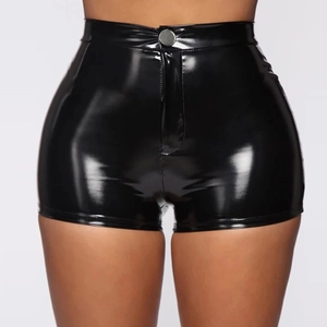 Primo piano degli shorts neri a vita alta in ecopelle lucida indossati da una modella