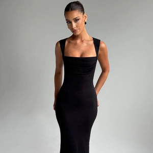 Détail de l'encolure carrée et du corsage plissé de cette robe longue noire sans manches