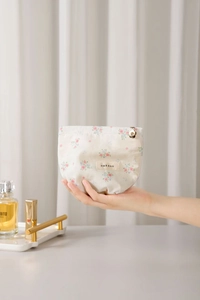 Λεπτομέρεια floral τσάντας μακιγιάζ με χρυσό φερμουάρ λουλούδι και φορητό μέγεθος χειρός