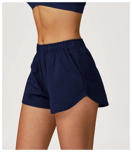 Détail d'un short de sport bleu marine à taille haute avec ceinture élastique et fente