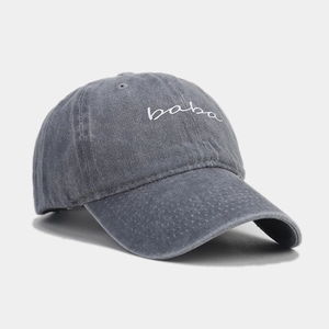 Detailaufnahme der dunkelgrauen Baseballkappe aus gewaschenem Denim mit baba-Stickerei