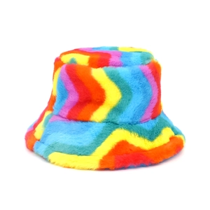 Bob en fausse fourrure arc-en-ciel avec texture douce et rayures colorées vibrantes
