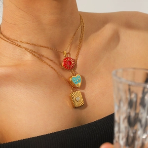 Collier locket vintage à trois couches en acier inoxydable avec cœurs colorés