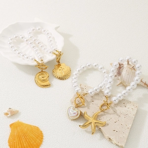 White pearl bracelet with starfish shell pendants and gold OT clasp for summer beach style
