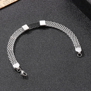Makroaufnahme von silbernem Edelstahl-Mesh-Armband mit feinen Gitterstrukturen