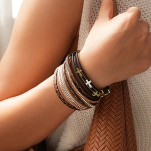 Bracelet multicouche en cuir rétro avec croix en strass et fermoir magnétique