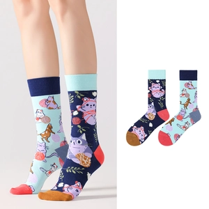 Asymmetrische Socken mit niedlichen Comic-Katzen und bunten Wollknäuel-Motiven