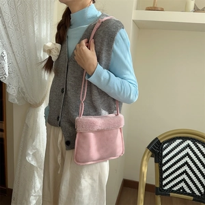 Détail de la garniture en fausse fourrure rose et du daim doux sur le sac à bandoulière