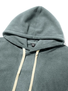 Dettaglio ravvicinato del cappuccio in pile blu-grigio con trama morbida e calda