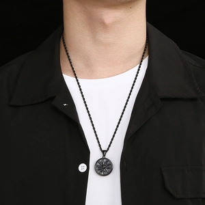 Collier hip hop avec pendentif soleil et chaîne torsadée porté par un mannequin