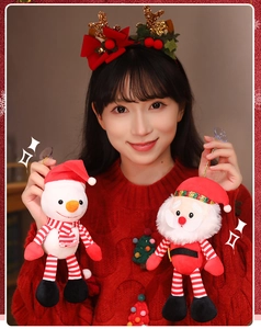 Dettaglio di una modella con ornamenti natalizi in peluche di Babbo Natale e pupazzo di neve