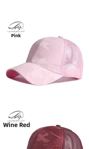 Dettaglio di cappelli mimetici rosa e bordeaux con pannelli posteriori in rete traspirante