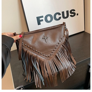 Détail du sac bandoulière en PU marron foncé avec rivets en V et longues franges