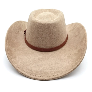 Vista dettagliata di un cappello da cowboy in pelle scamosciata kaki con fascia in cuoio