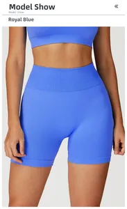 Détail du short de yoga sans couture à taille haute et haut assorti en tissu bleu royal