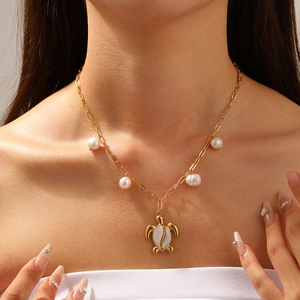 Chic collier en acier inoxydable plaqué or avec perles et pendentif tortue en nacre