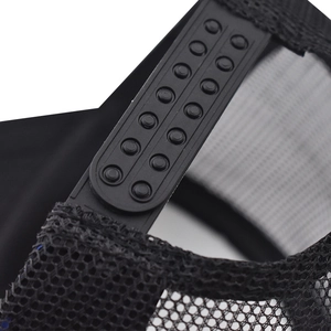 Detalle del cierre ajustable y malla transpirable en la gorra tipo trucker negra