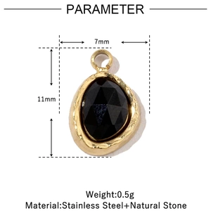 Vue détaillée du pendentif ovale en pierre noire de 11mm par 7mm avec cadre doré