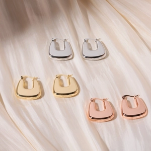 Trois paires de boucles d'oreilles en acier inoxydable en or, argent et or rose