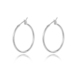 Aros redondos minimalistas de plata bañada en oro de 18K con acabado pulido y reflejo