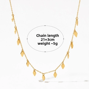 Détail du collier en titane doré avec pendentif losange, longueur 21+3cm et poids de 5g