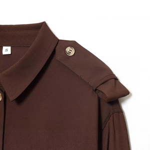 Chemise plissée marron pour femme avec pattes d'épaule et tissu texturé de haute qualité