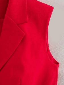 Détail d'un gilet de costume rouge montrant la coupe du col et le tissu raffiné