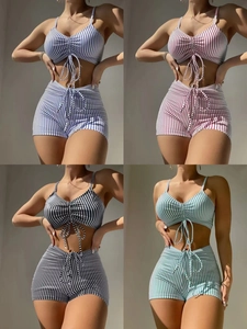 Dettaglio del bikini a righe con coulisse e pantaloncini a vita alta in quattro colori