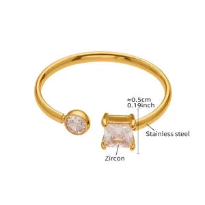 Dettaglio dell'anello in acciaio inossidabile placcato oro 18k con zirconi e misure