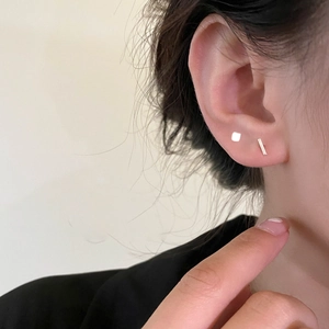 Orecchini minimalisti in argento a barretta geometrica con elegante finitura lucida