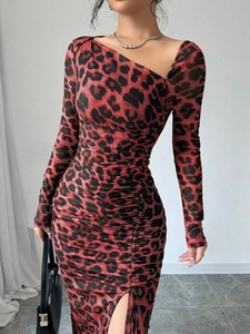 Détail de la robe léopard rouge avec plis froncés et décolleté asymétrique sexy