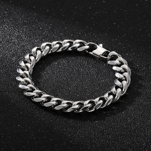Détail macro du bracelet à maillons cubains en acier inoxydable argenté poli
