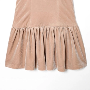 Modisches champagnerfarbenes Samt-Minikleid mit dünnen Trägern und gerafftem Saum