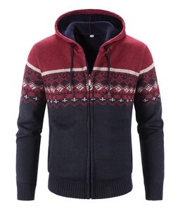Dettaglio del cardigan in maglia bordeaux e blu navy con motivo jacquard geometrico