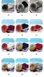 Collage aus Strickmützen mit großen Pelzbommeln in verschiedenen Farben für den Winter