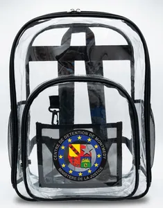 Detailansicht eines transparenten PVC-Rucksacks mit französischem Justizemblem und schwarzem Rand